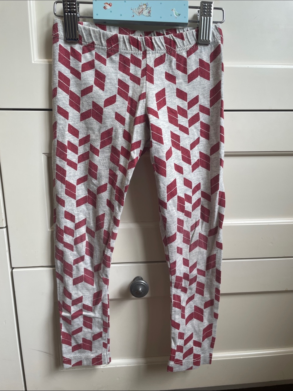 Nui Girls' Gray Leggings with Red Geometric Print